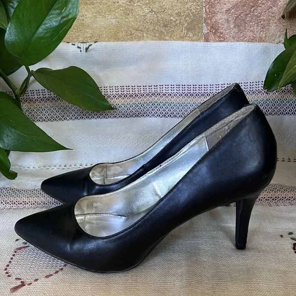 143 Girl Women’s Owanda Closed Pointy Toe Pump Black Slip-On Heels, Size 8 - Picture 4 of 16